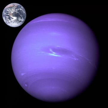 الاحداث الفلكية الشهرية Neptune_earth_size_comparison